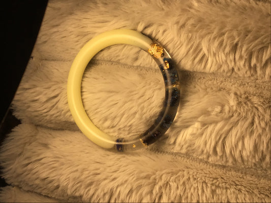 Resin bangle with flowers