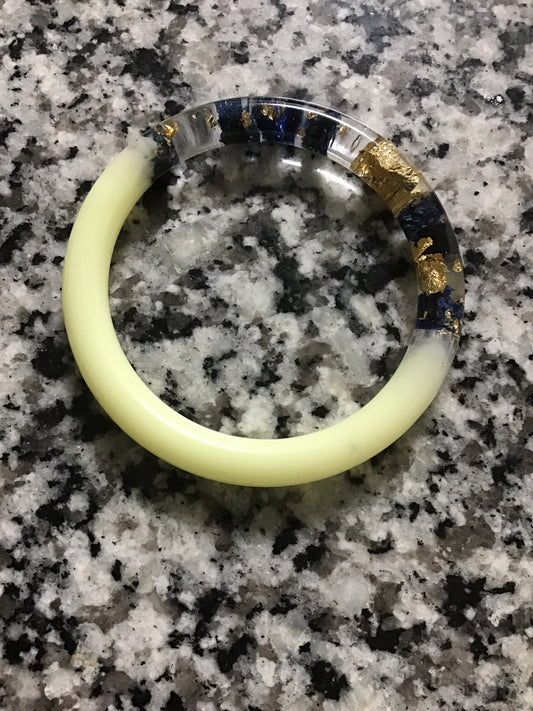 Resin bangle with flower medium