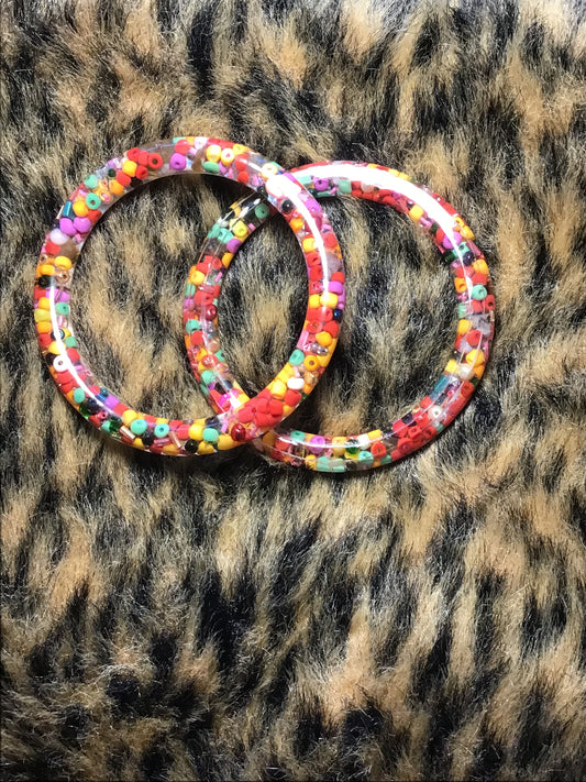 Resin bangle with bead medium