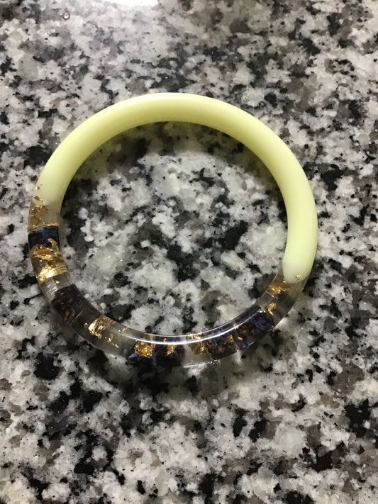 Resin bangle with flower